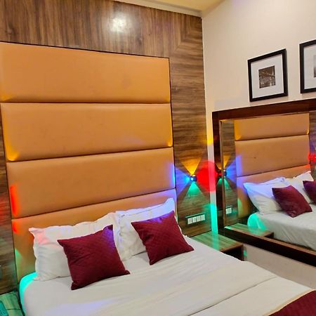 Hotel Blue Wellington - Near Mumbai Airport Екстер'єр фото