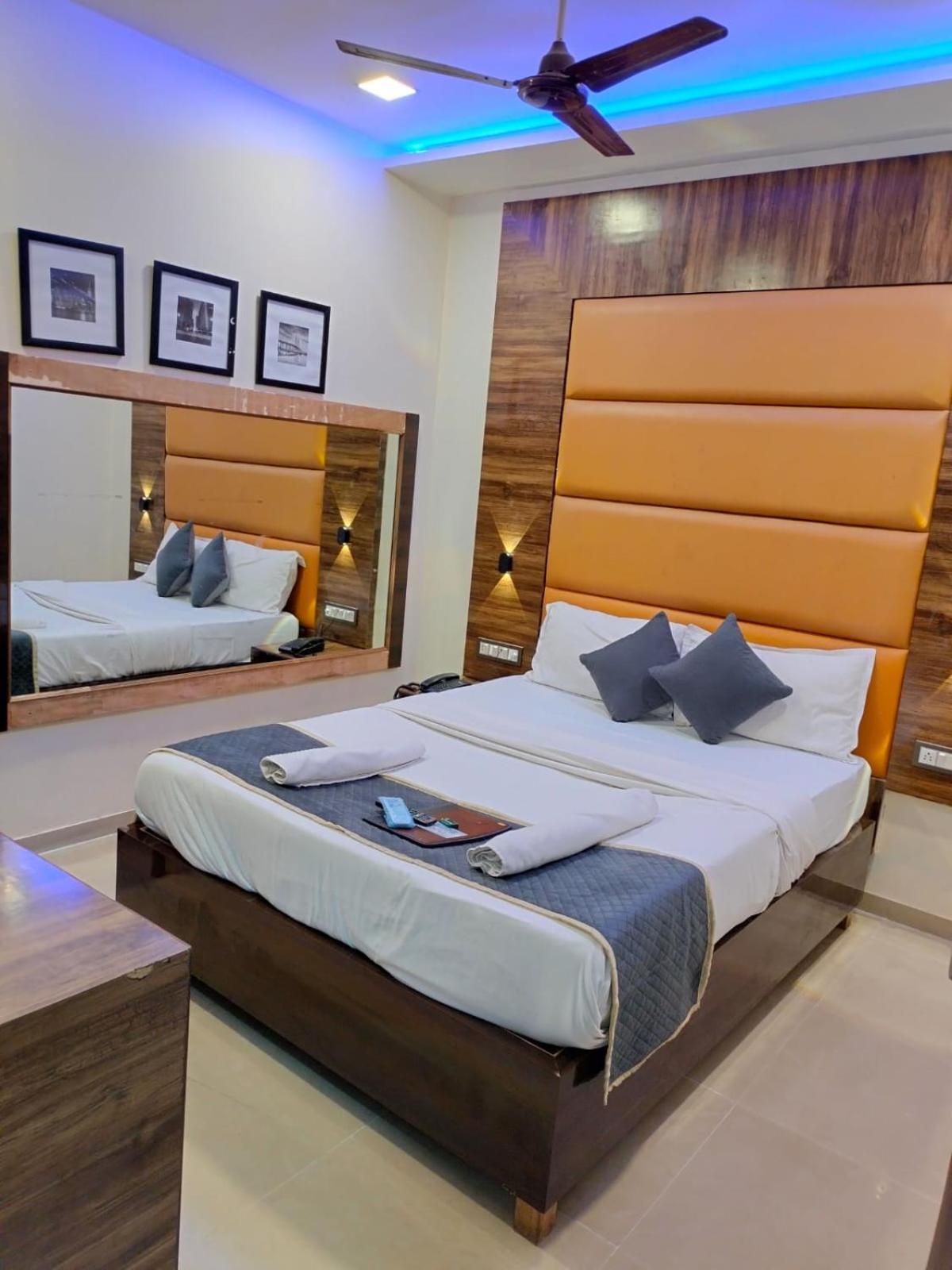 Hotel Blue Wellington - Near Mumbai Airport Екстер'єр фото