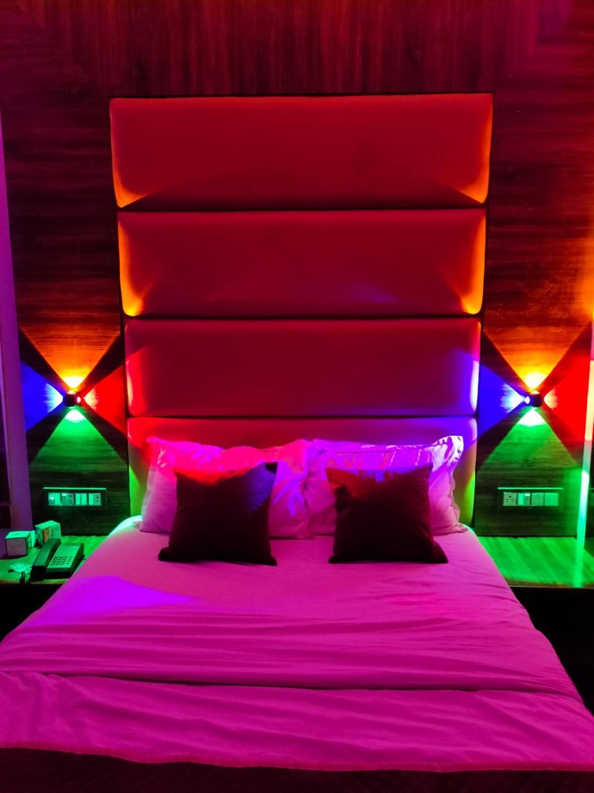 Hotel Blue Wellington - Near Mumbai Airport Екстер'єр фото
