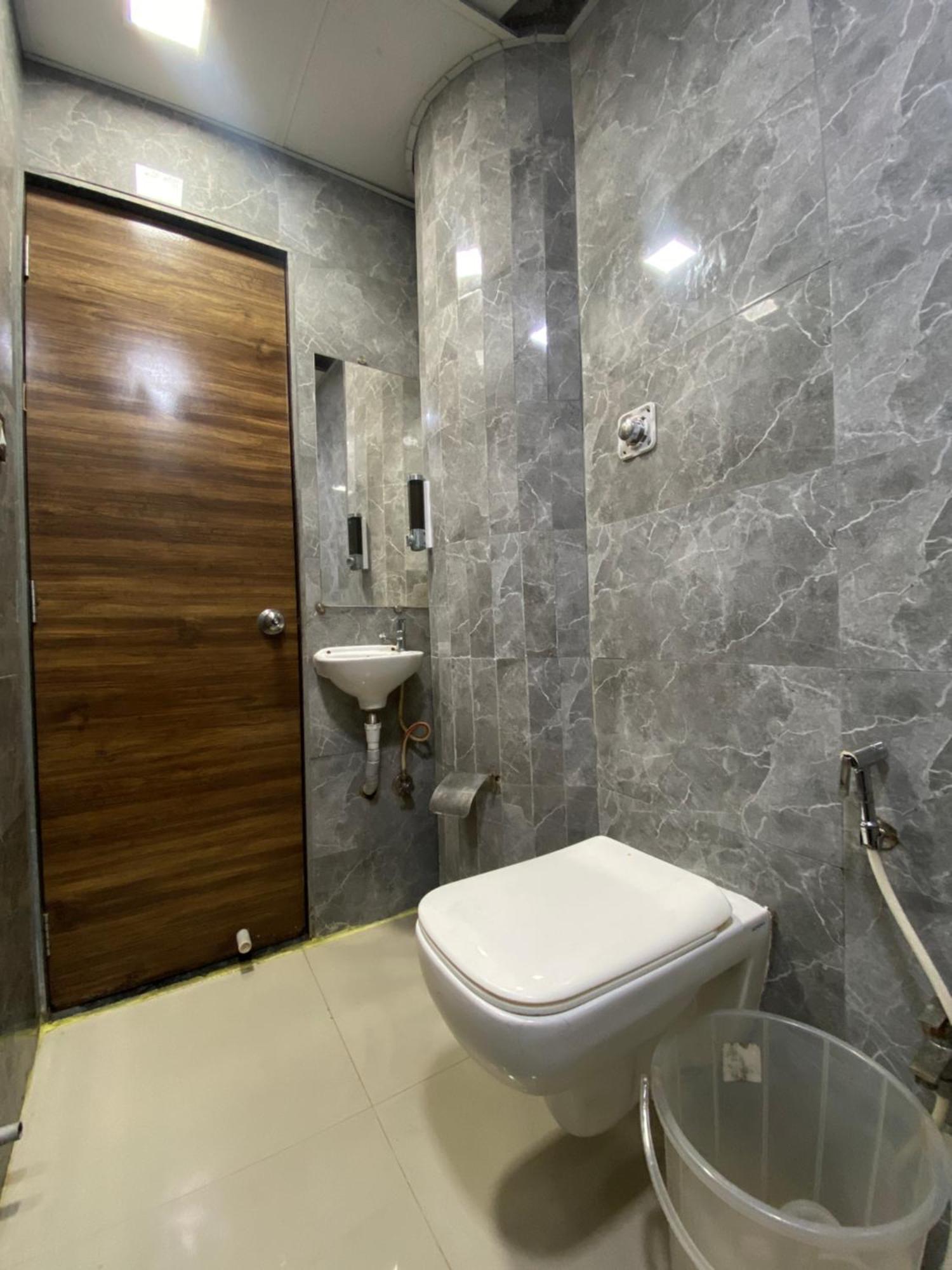 Hotel Blue Wellington - Near Mumbai Airport Екстер'єр фото