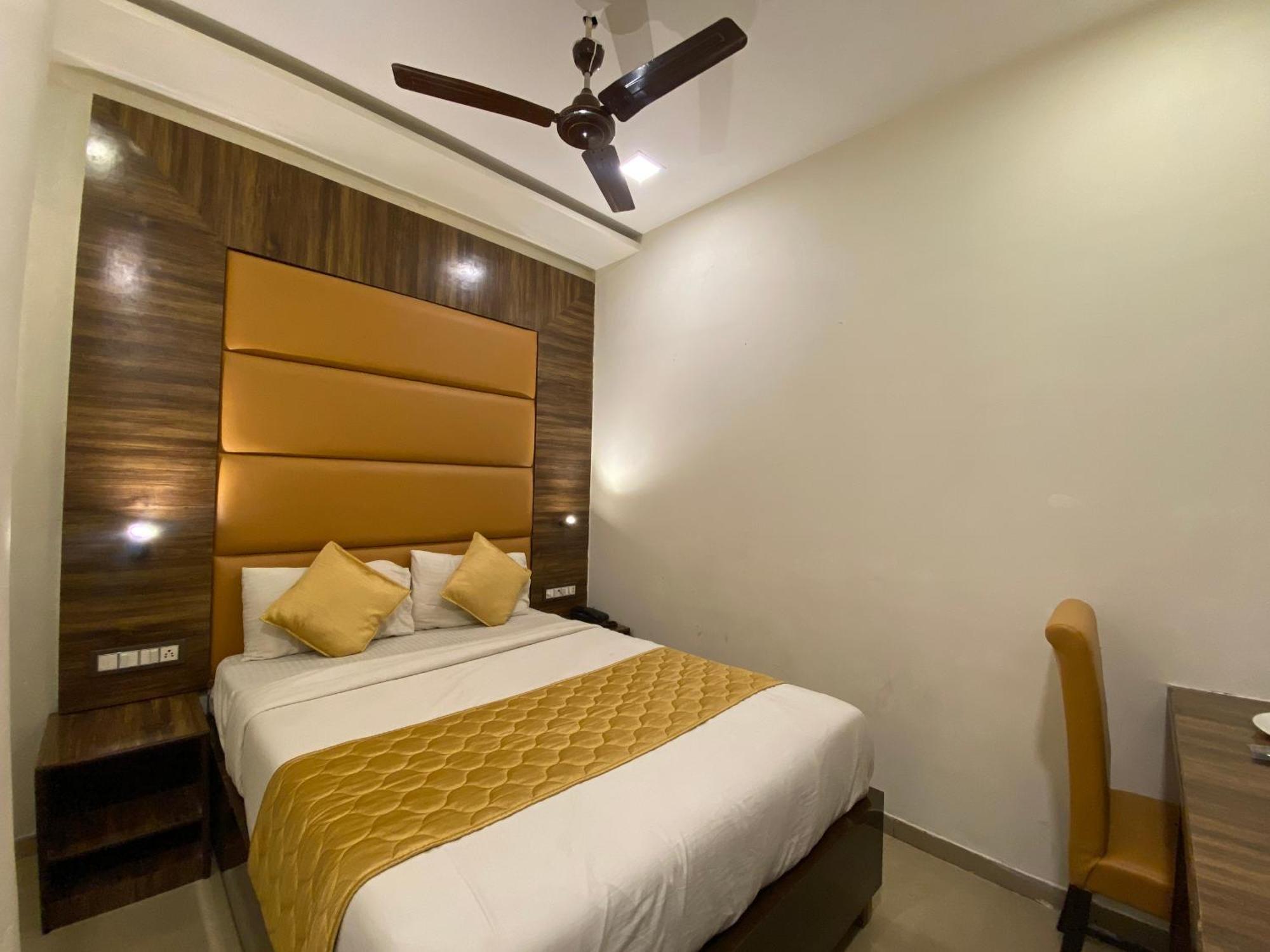 Hotel Blue Wellington - Near Mumbai Airport Екстер'єр фото