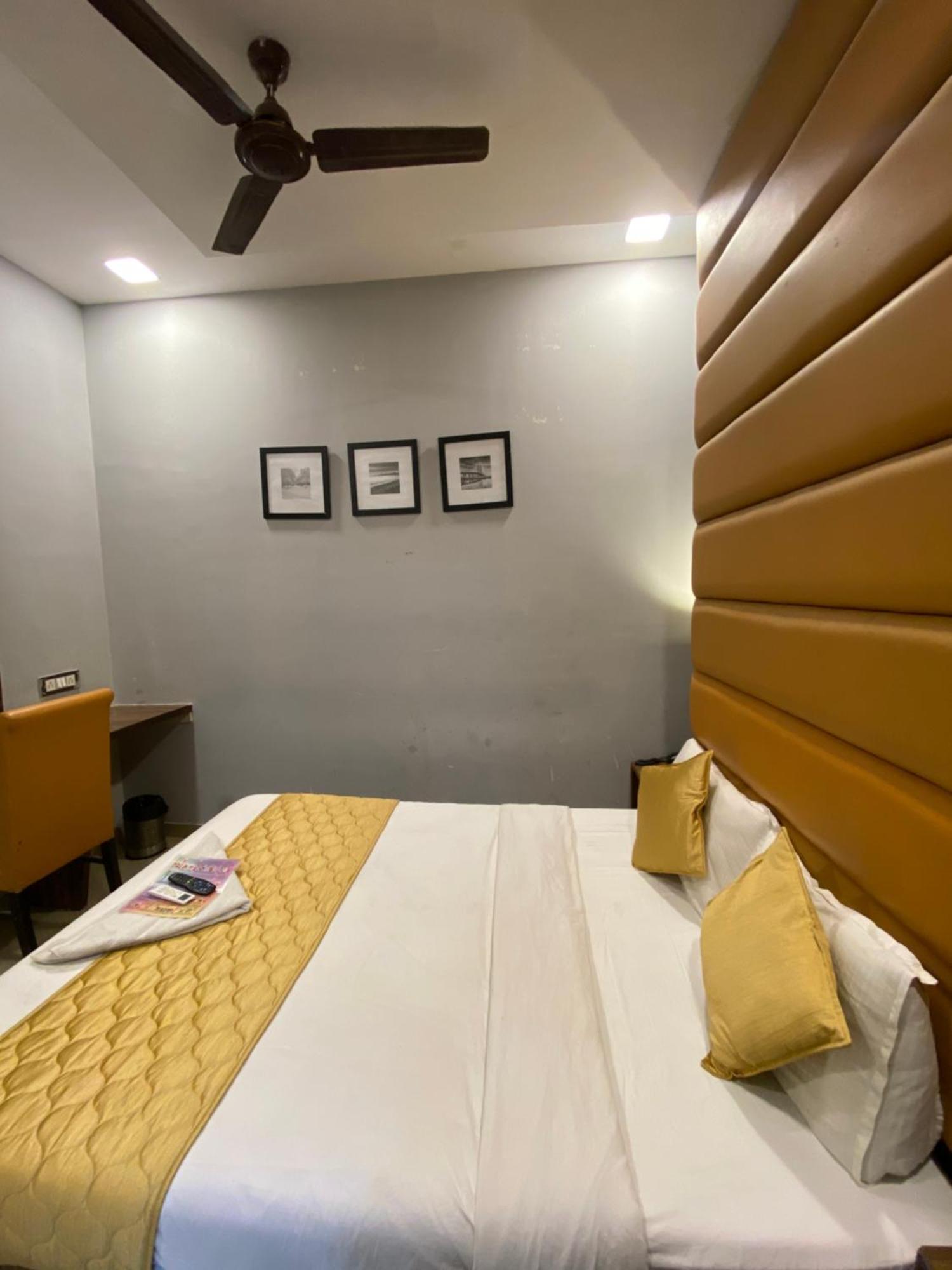 Hotel Blue Wellington - Near Mumbai Airport Екстер'єр фото