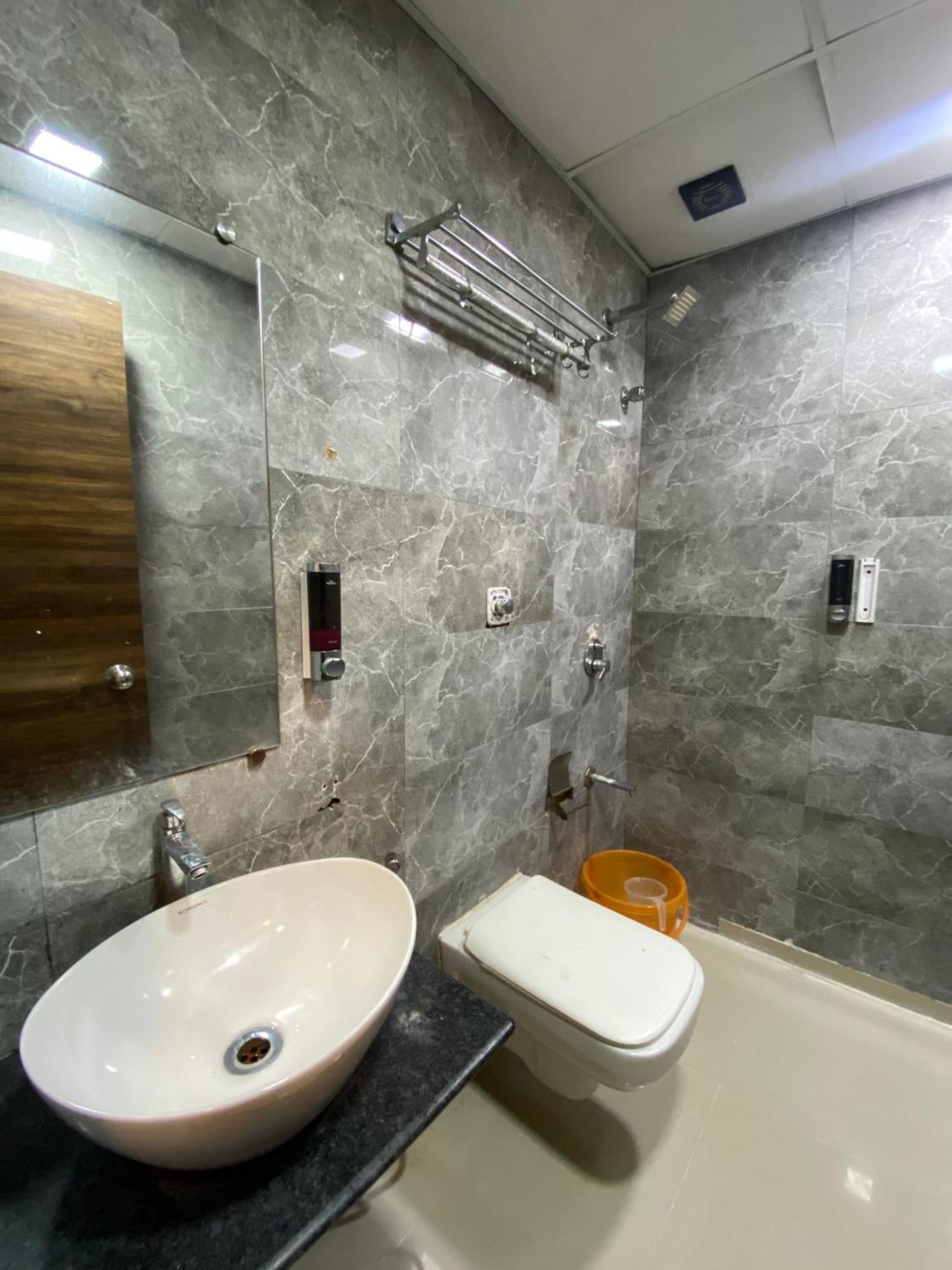 Hotel Blue Wellington - Near Mumbai Airport Екстер'єр фото