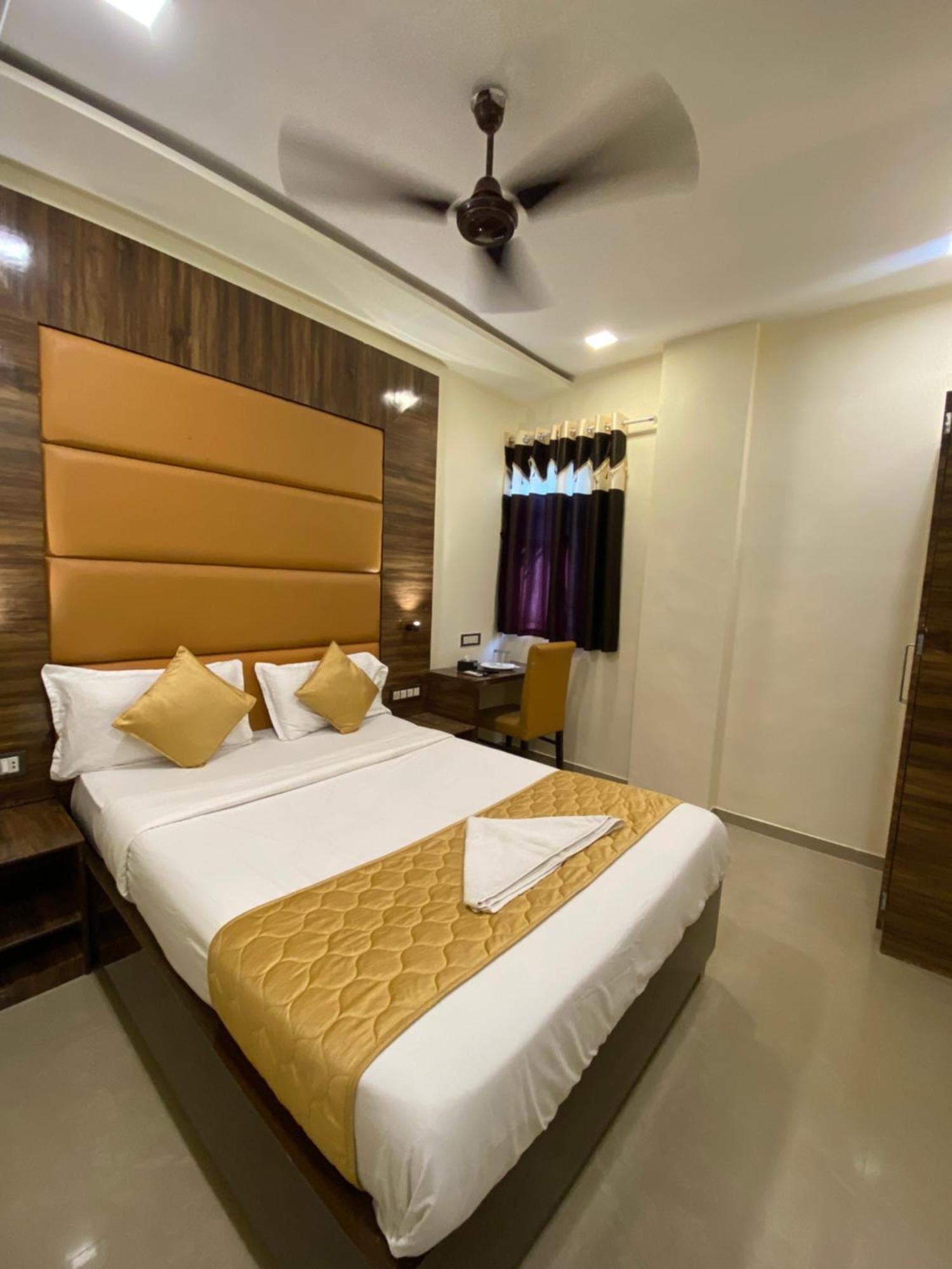 Hotel Blue Wellington - Near Mumbai Airport Екстер'єр фото
