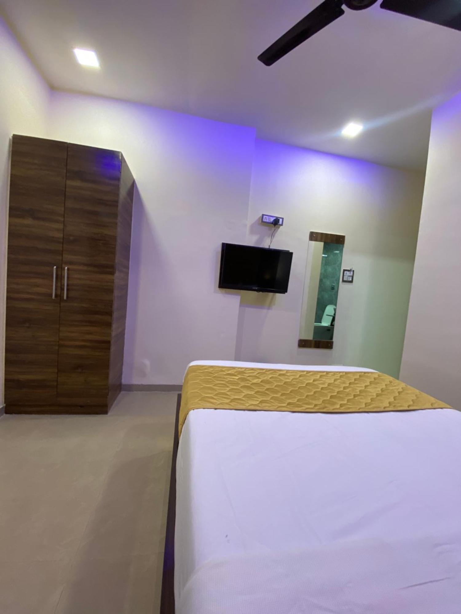 Hotel Blue Wellington - Near Mumbai Airport Екстер'єр фото