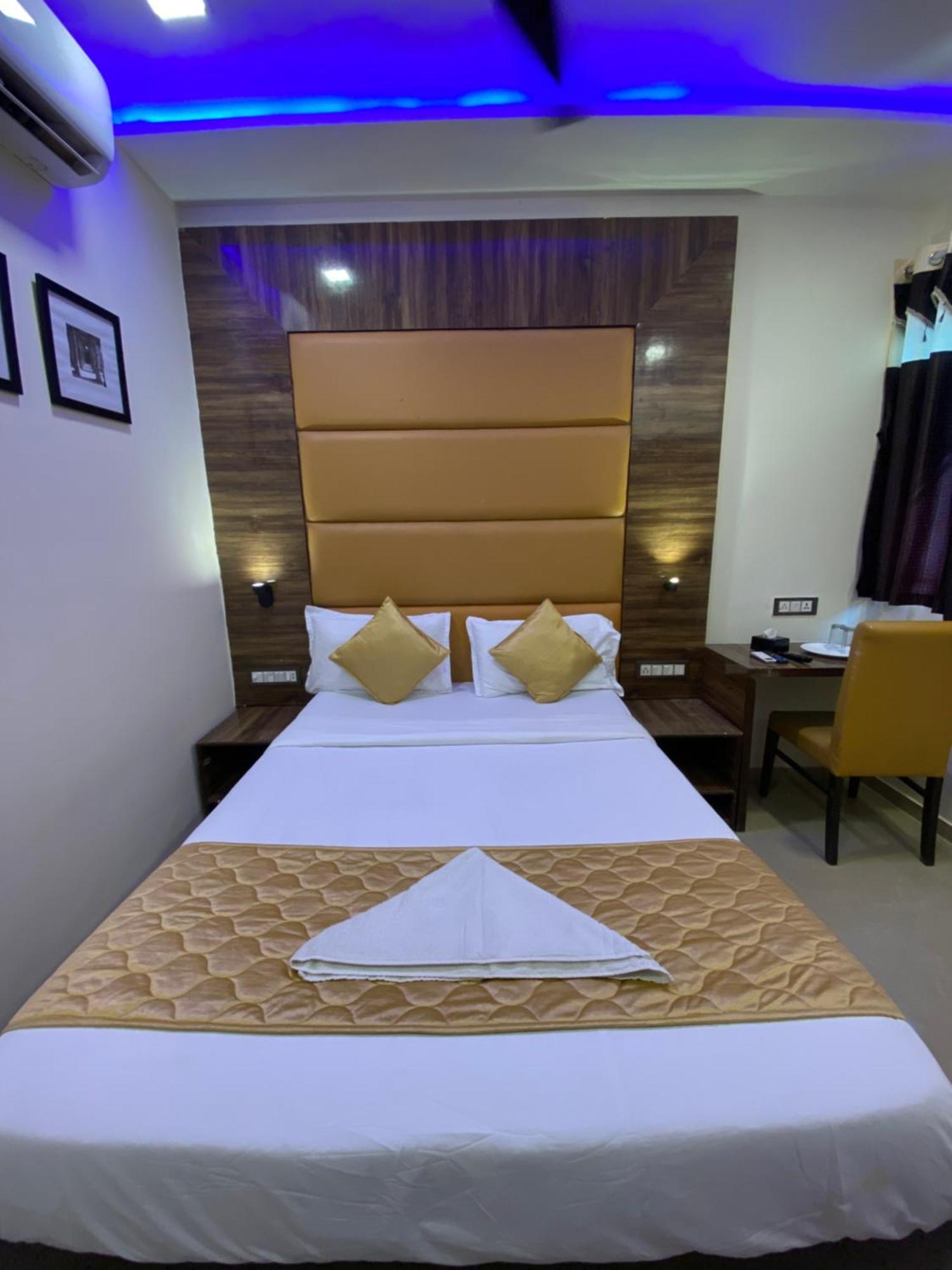 Hotel Blue Wellington - Near Mumbai Airport Екстер'єр фото