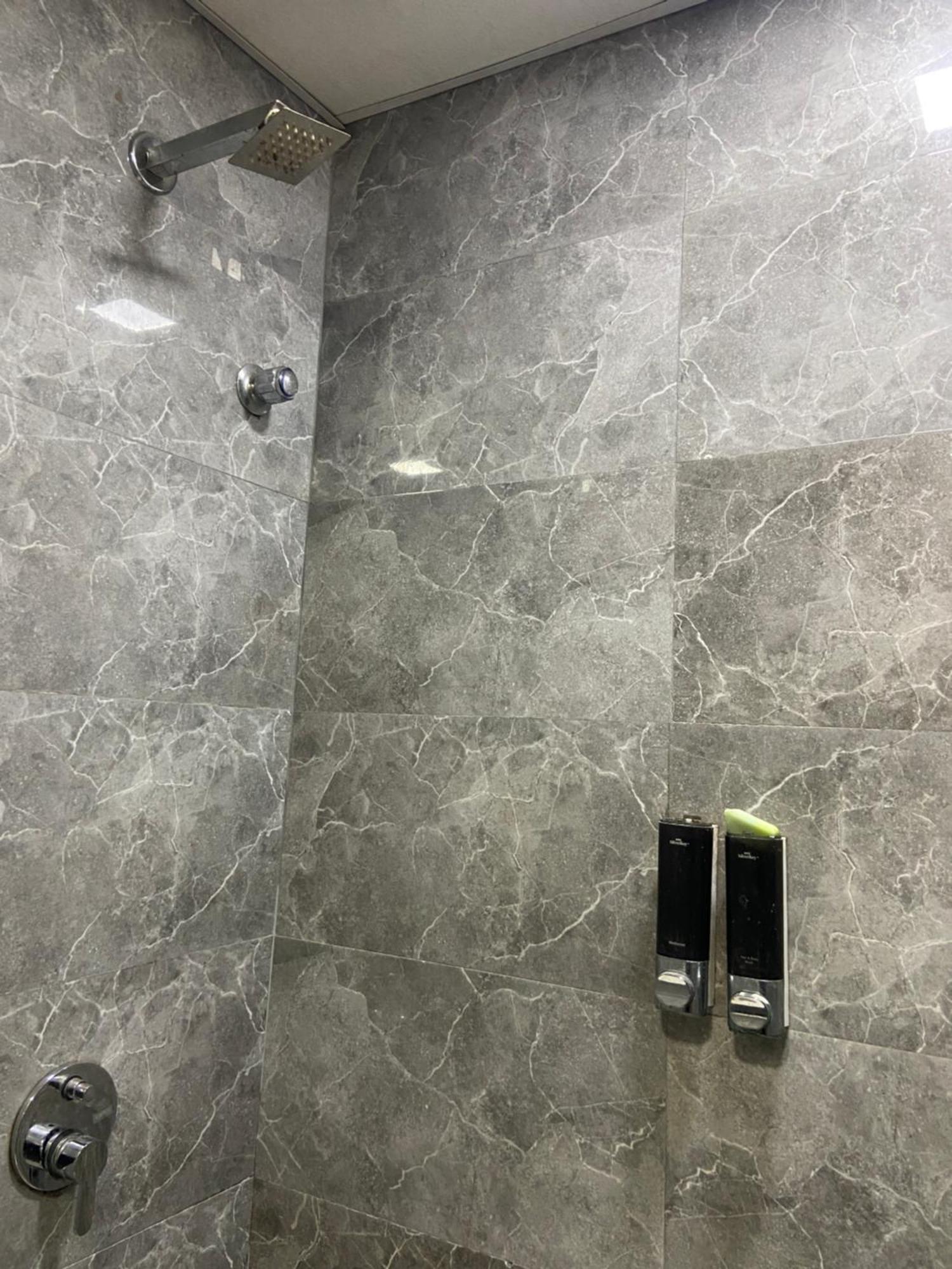 Hotel Blue Wellington - Near Mumbai Airport Екстер'єр фото