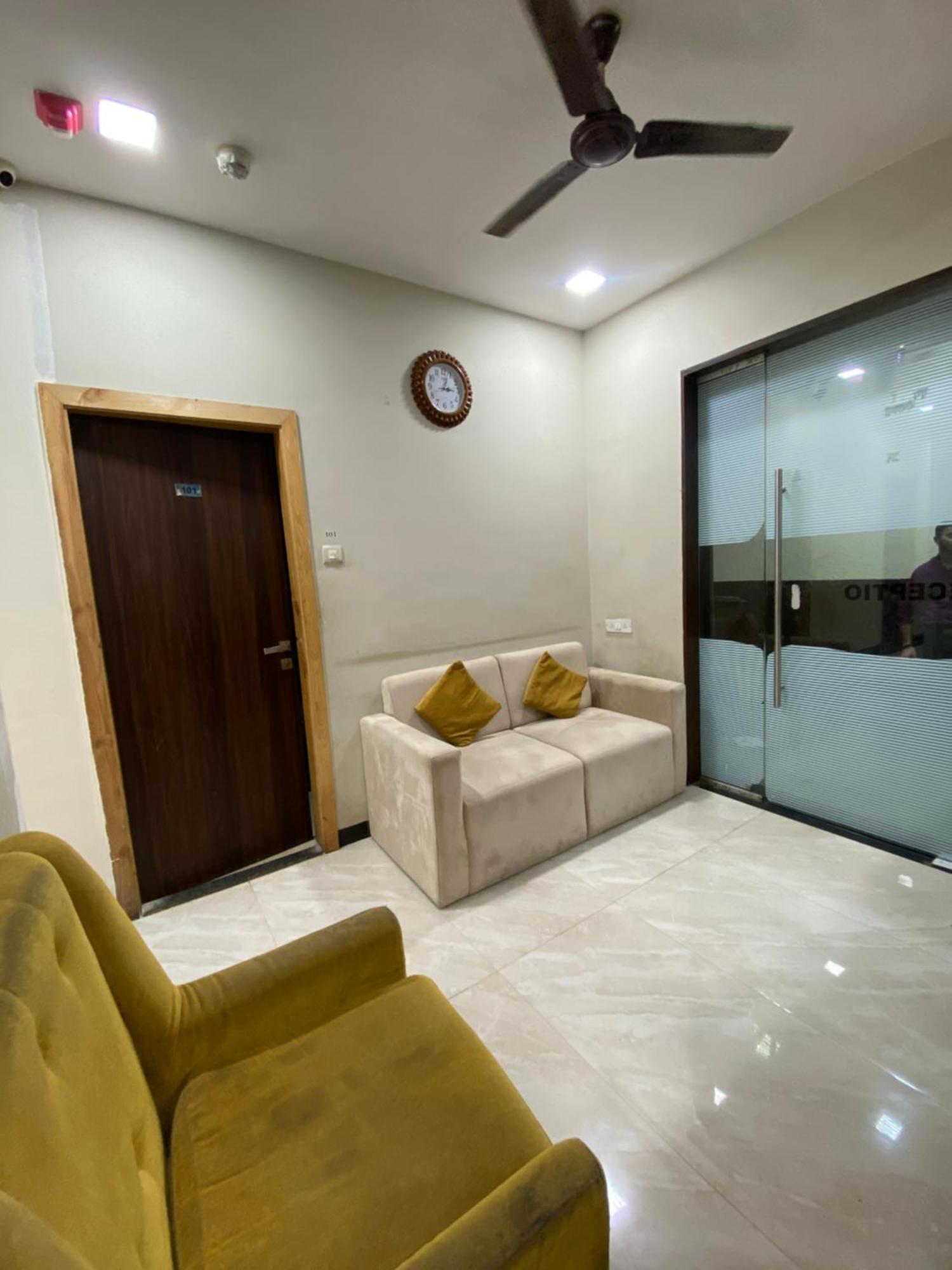 Hotel Blue Wellington - Near Mumbai Airport Екстер'єр фото