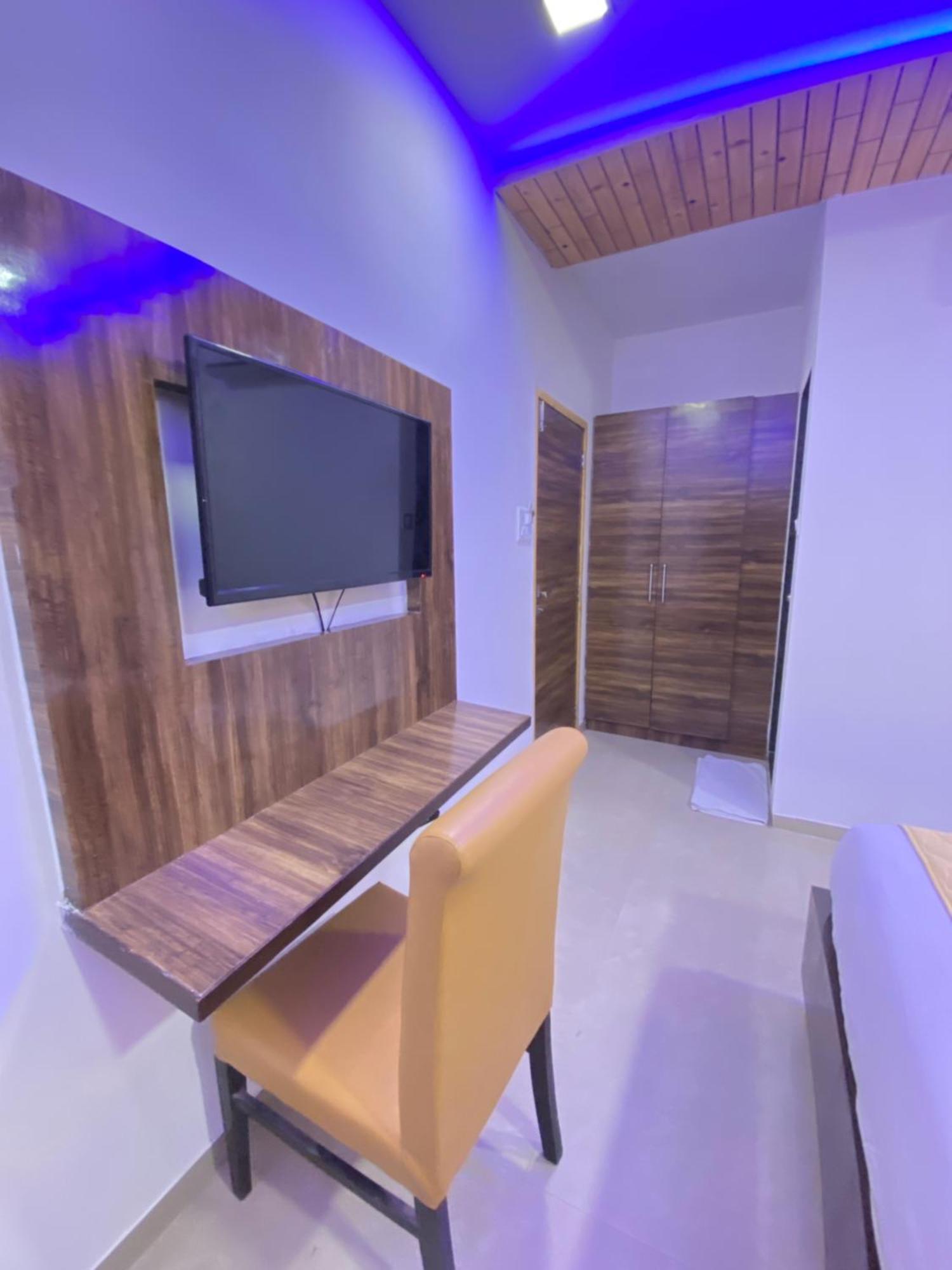 Hotel Blue Wellington - Near Mumbai Airport Екстер'єр фото