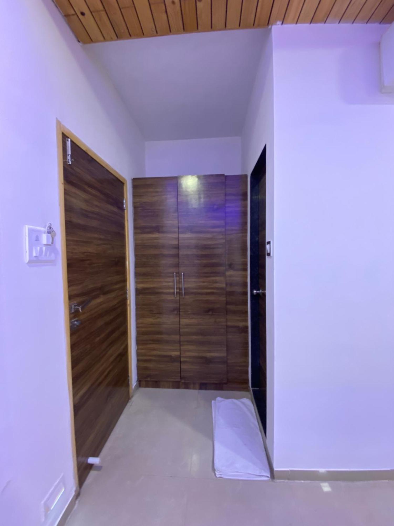 Hotel Blue Wellington - Near Mumbai Airport Екстер'єр фото
