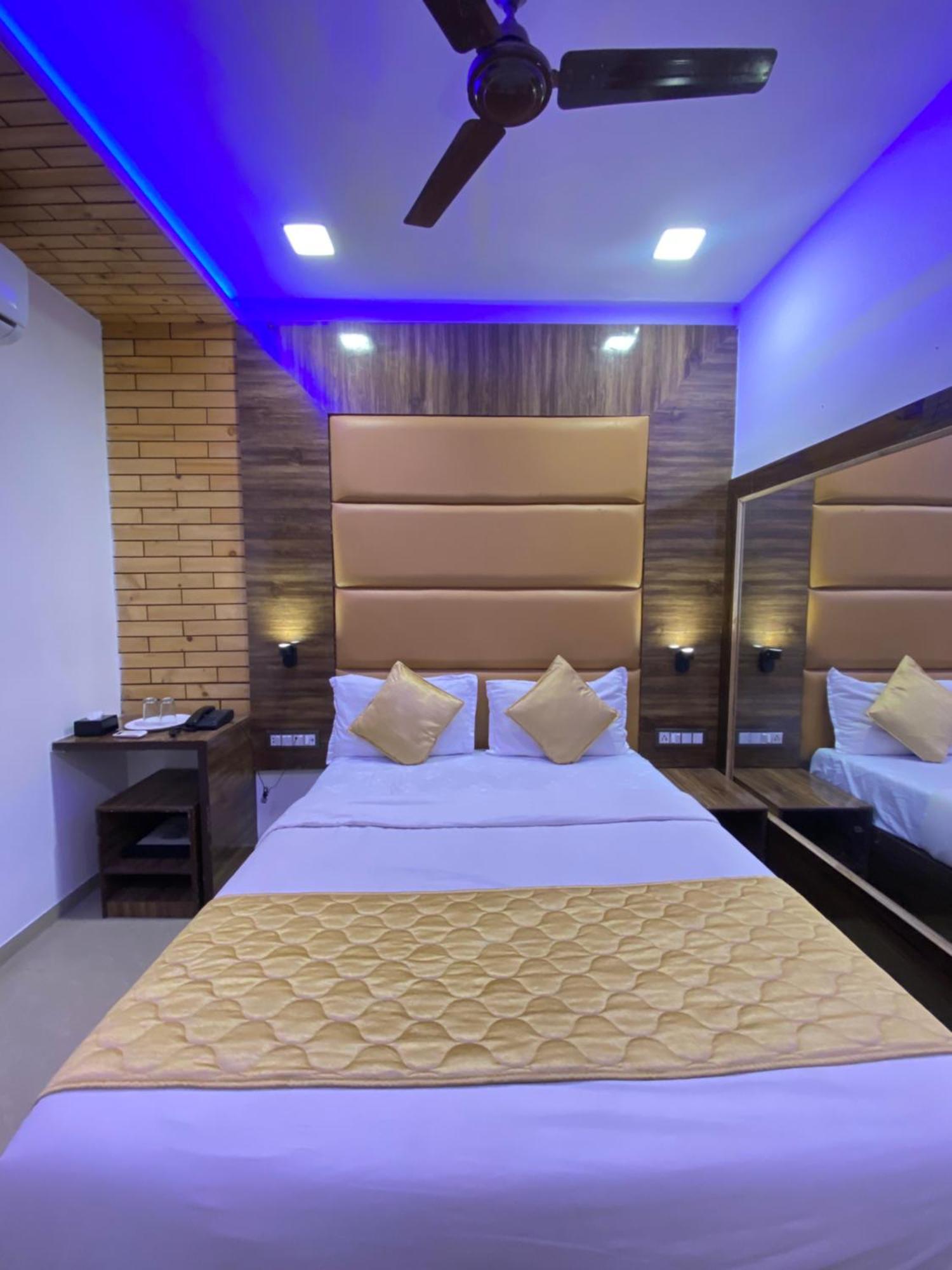 Hotel Blue Wellington - Near Mumbai Airport Екстер'єр фото