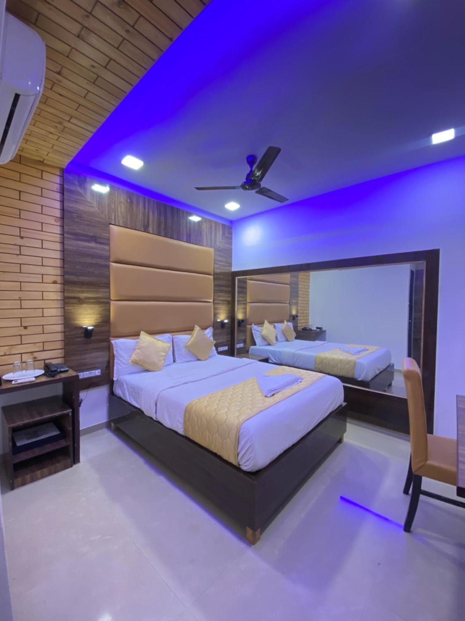 Hotel Blue Wellington - Near Mumbai Airport Екстер'єр фото